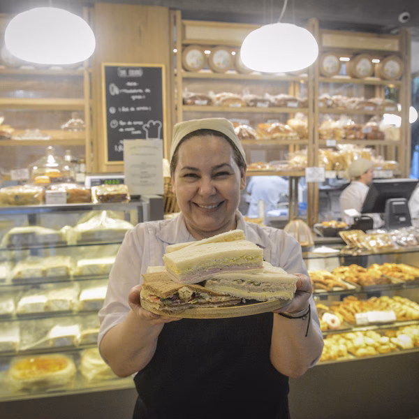 ¿Cuántos platos y bebidas hay en el menú de la confitería dos escudos?