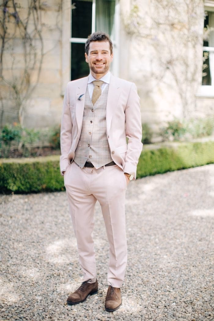 Comment créer un costume rose adapté à votre style et carrure ?