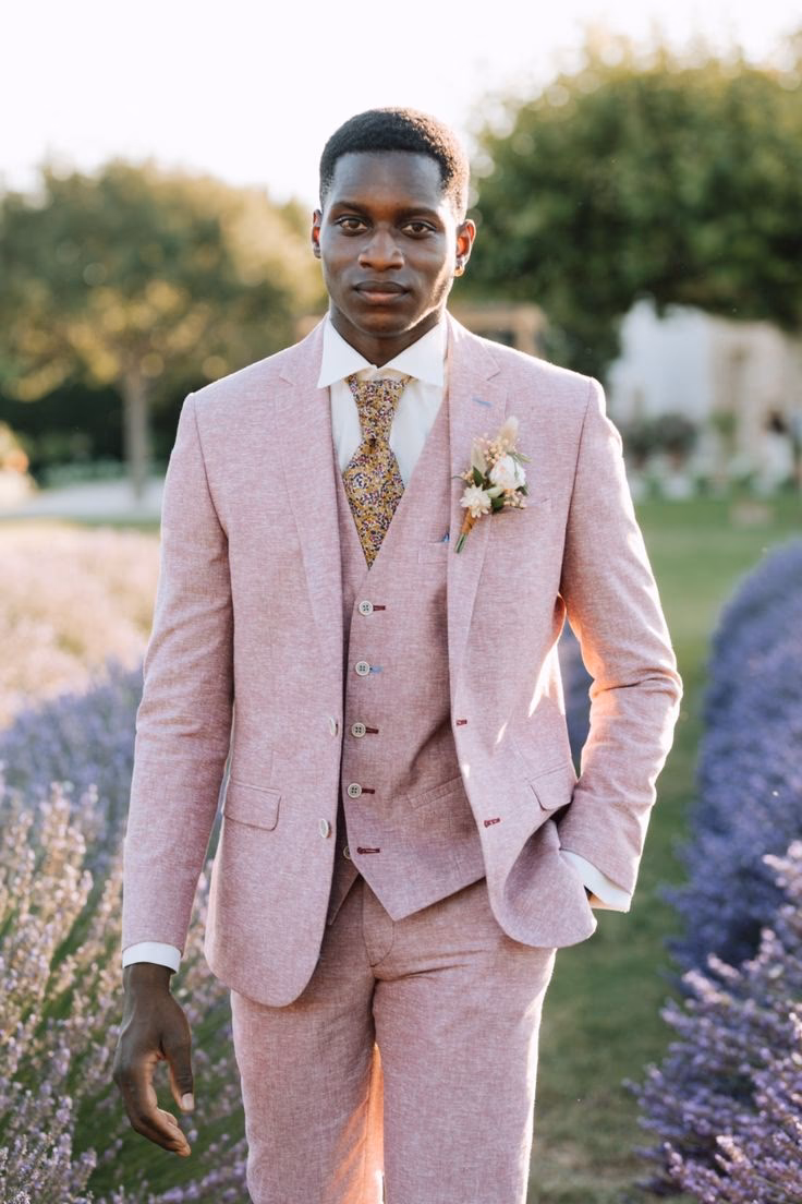 Où trouver des costumes roses pour homme ?