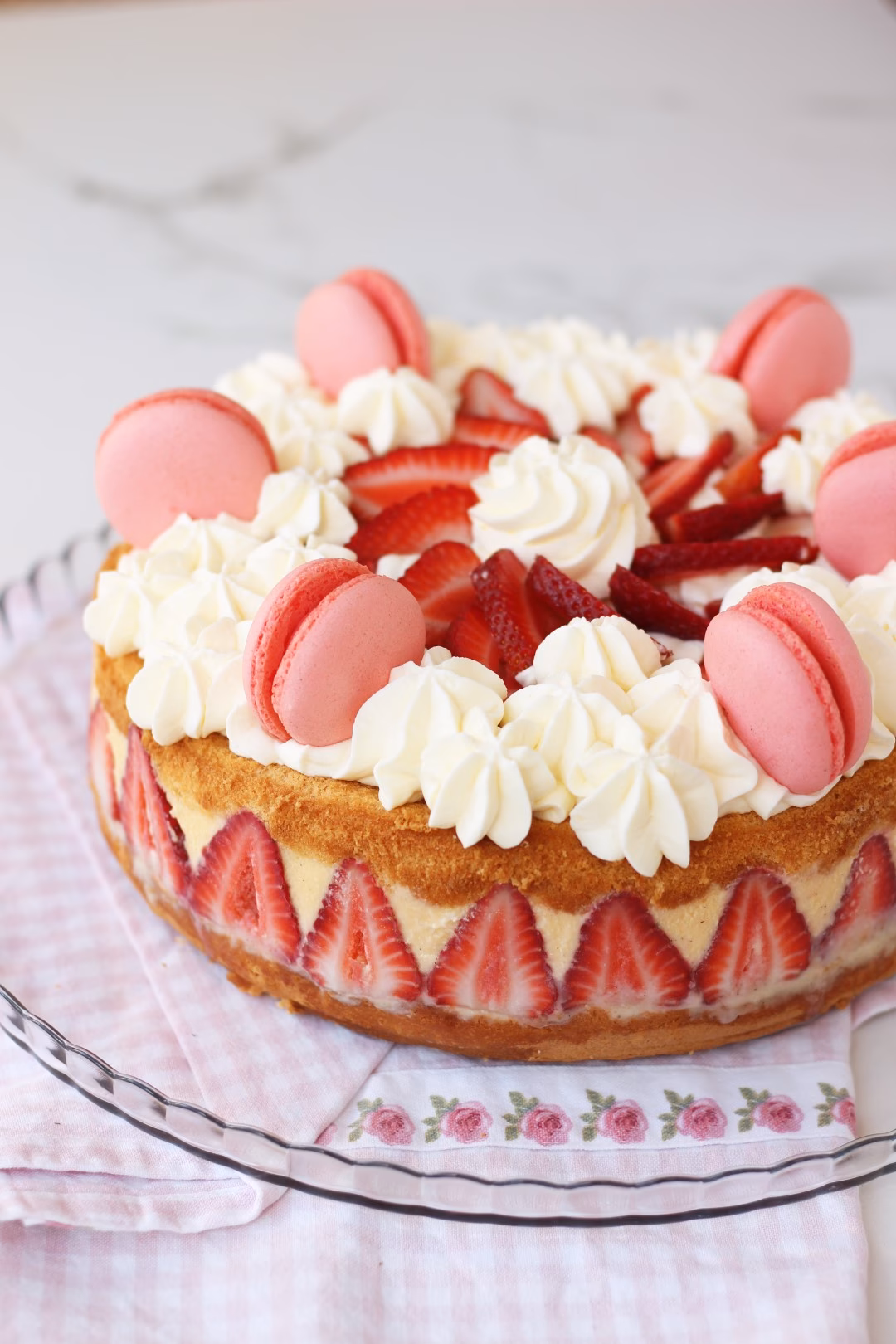 ¿Qué es la torta de frutillas y crema chantilly?