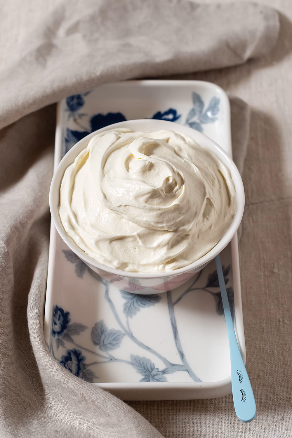 ¿Cómo se debe preparar la gelatina para la crema de tiramisú?