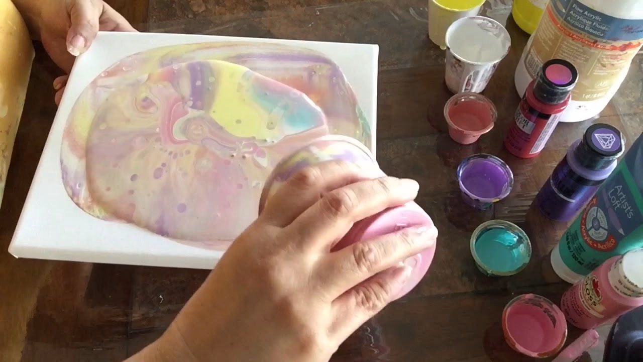 ¿Cómo se ajusta el fondo a los cuadros con pintura acrílica?