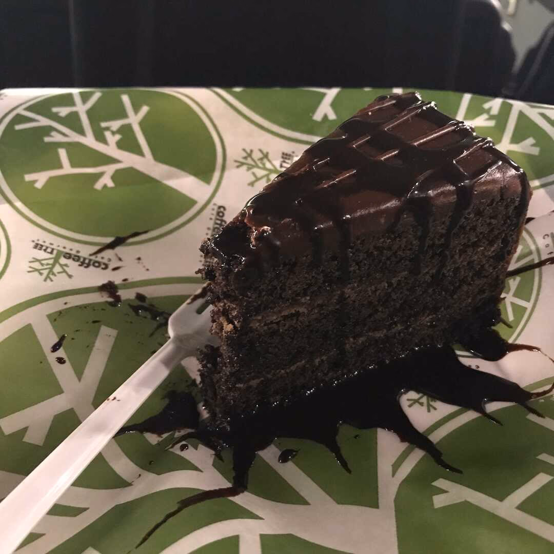 ¿Cuántas calorías tiene un pastel de chocolate con betún?