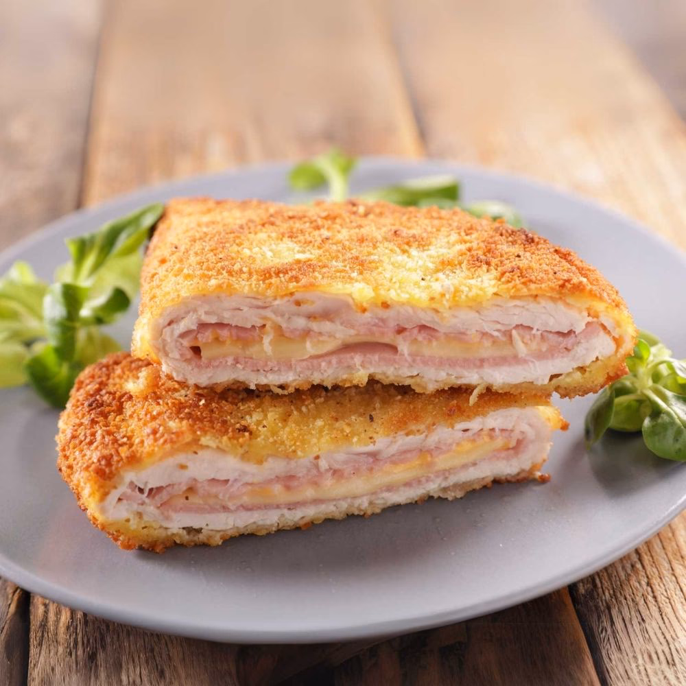 ¿Qué hay en la primera capa de la torta de milanesas?