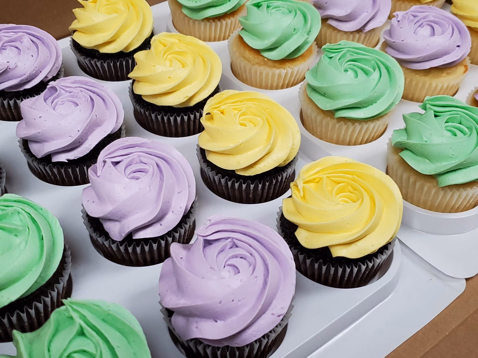 How do I choose a color palette for cupcakes?