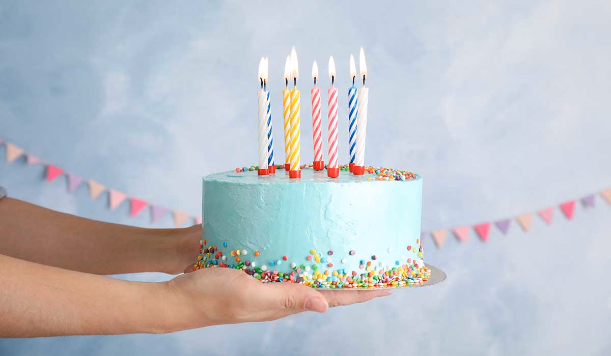 ¿Cuál es el origen de la expresión que coman pasteles?