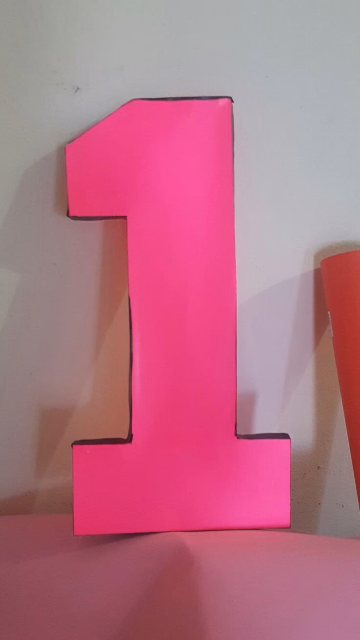 ¿Cómo se puede usar el número 1 de cartón DIY?