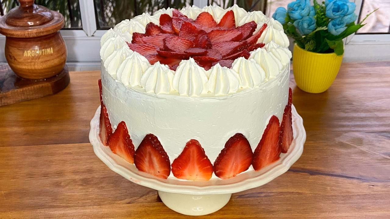 ¿Cómo decorar una torta con frutillas?