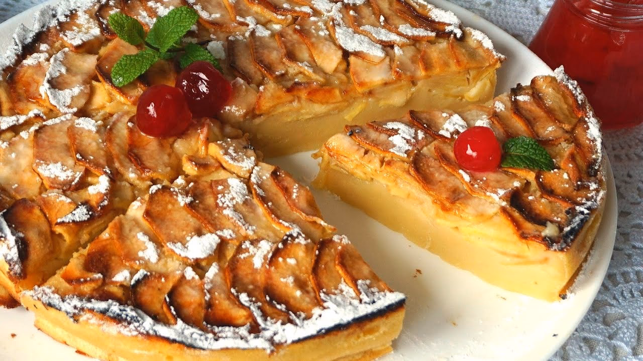 ¿Qué se puede agregar a la torta de manzana para servirla?