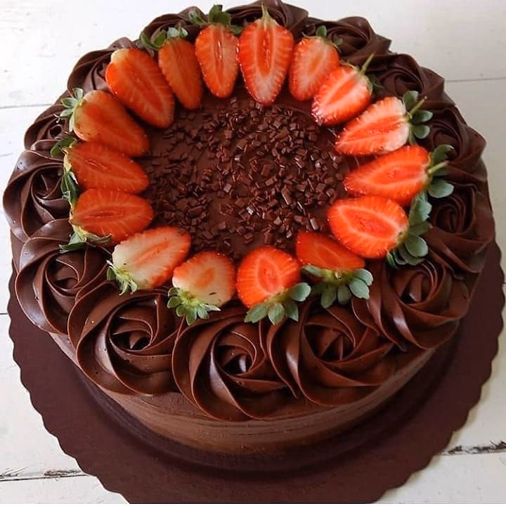 ¿Qué es la torta de chocolate con frutillas?