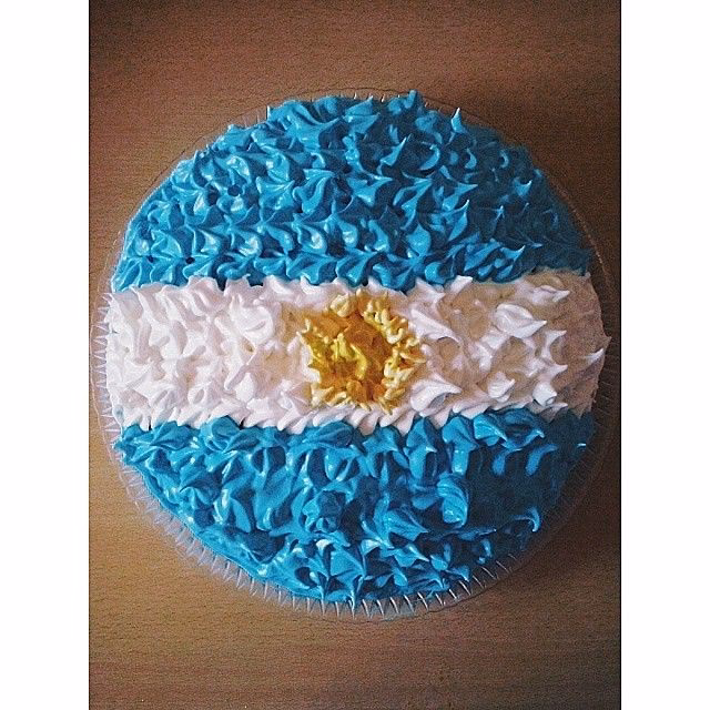 ¿Cómo puedo decorar una escarapela?