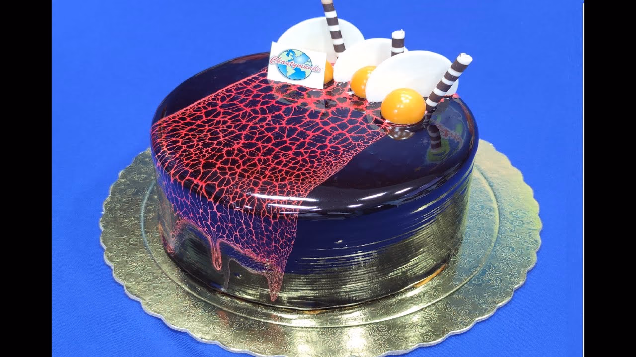 ¿Cómo decorar un sofá con espejos?