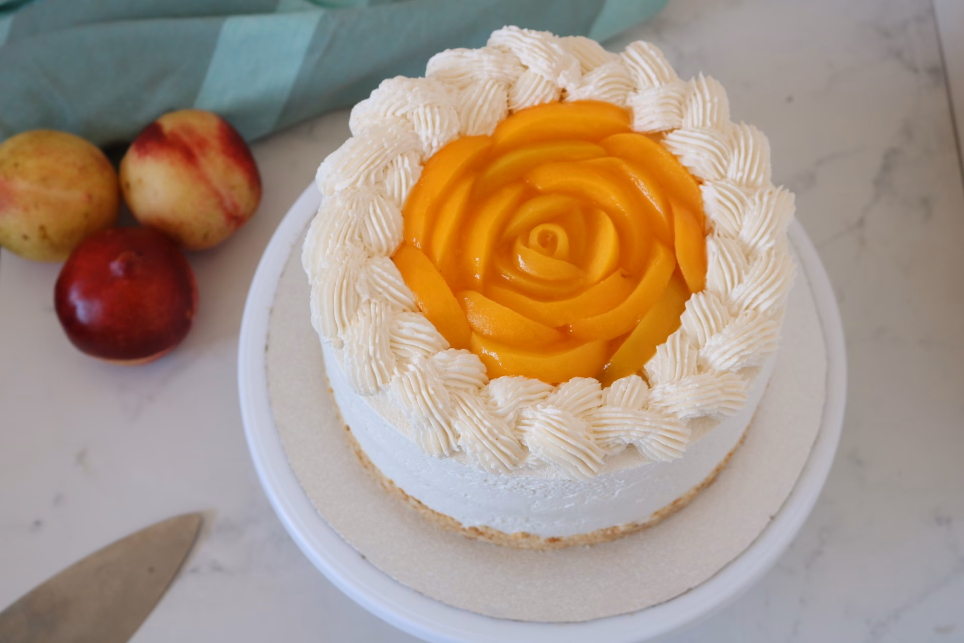 ¿Cómo decorar una torta de duraznos?