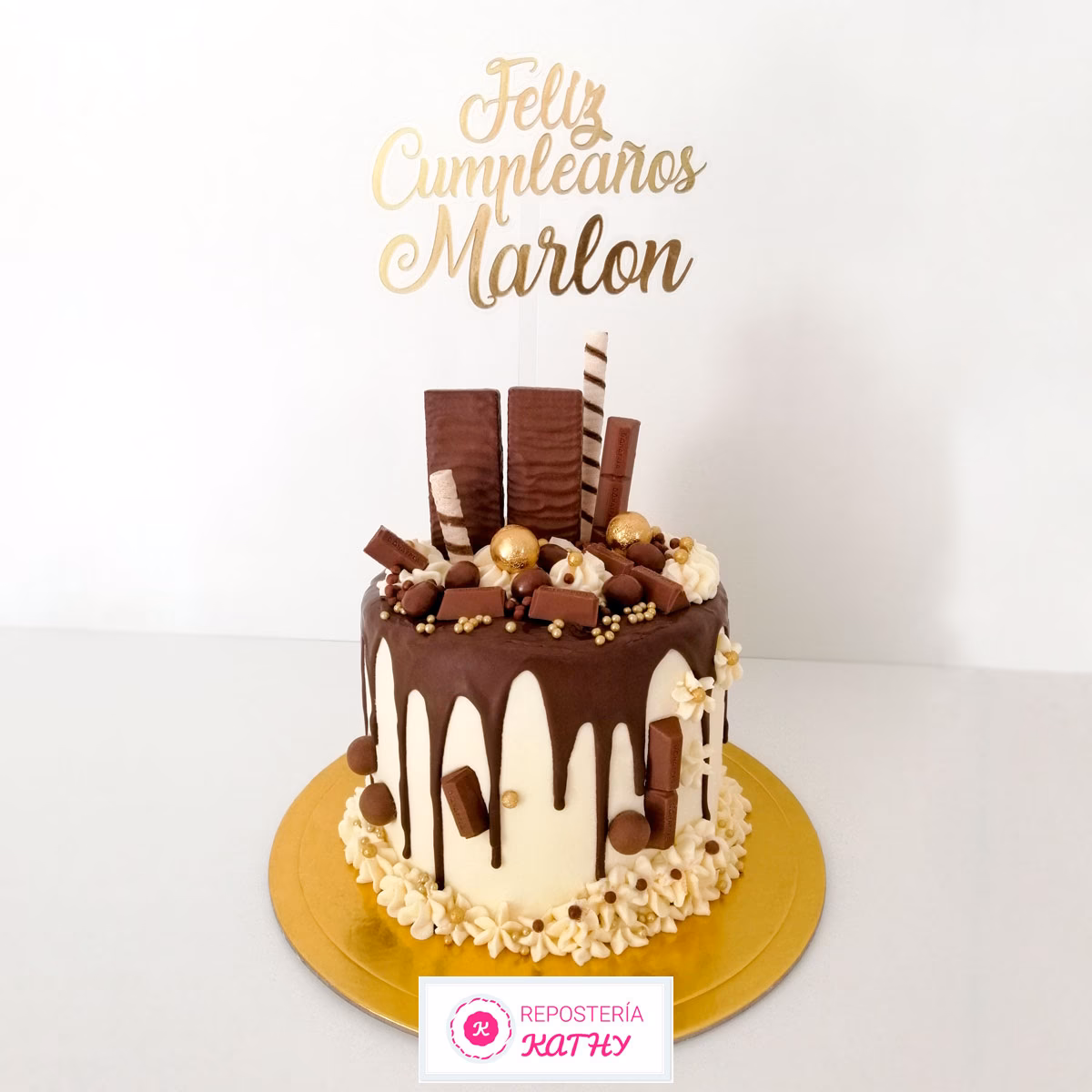 ¿Qué características tiene el estilo clásico en la decoración de tortas para hombres?