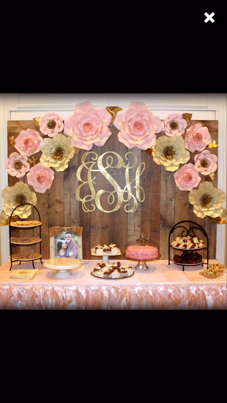 ¿Cómo decorar la puerta con flores de papel?