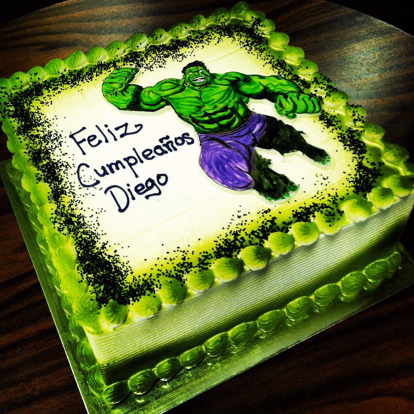 ¿Cómo puedo decorar una mesa de dulces de Hulk?