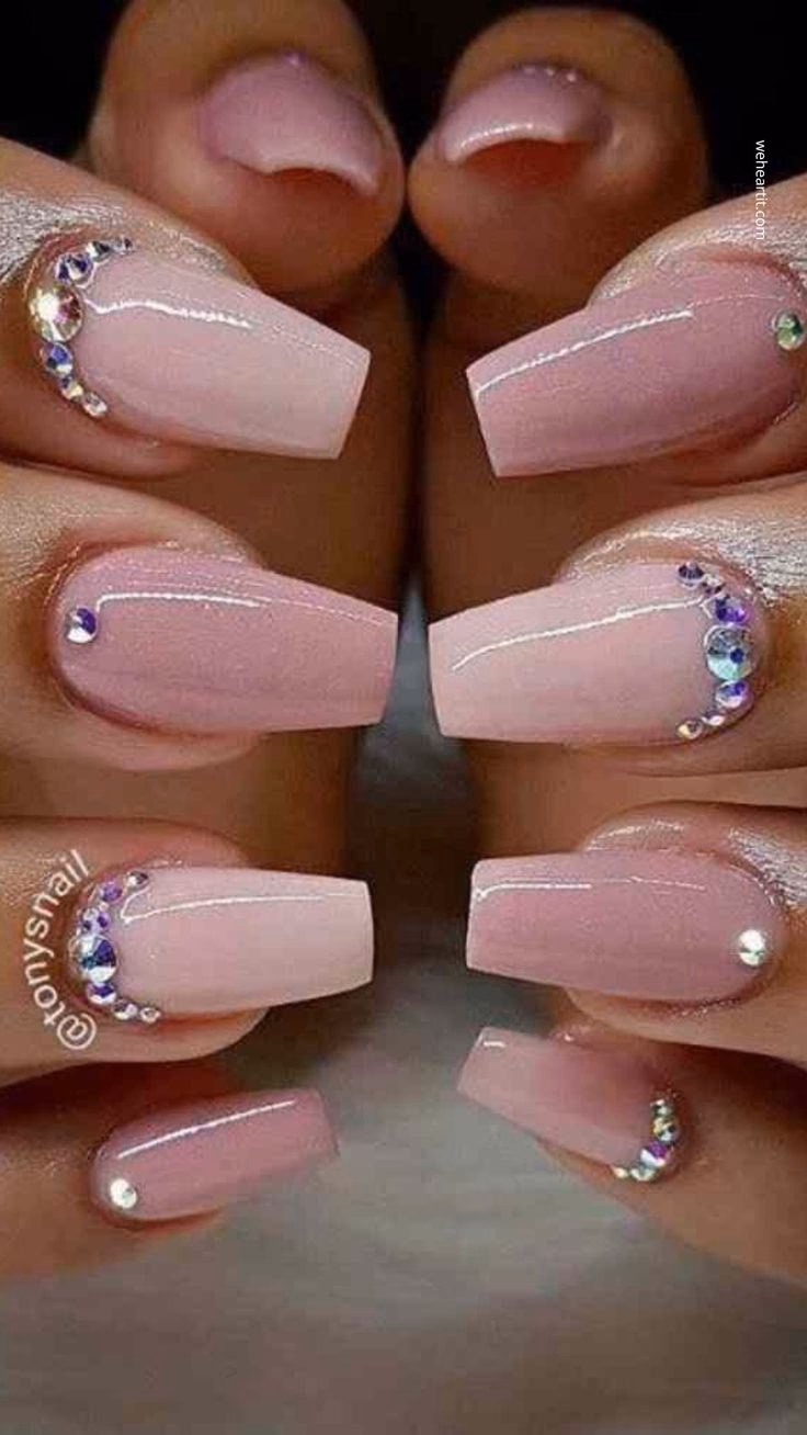 ¿Cuáles son los diferentes tipos de diseños de uñas con piedras?