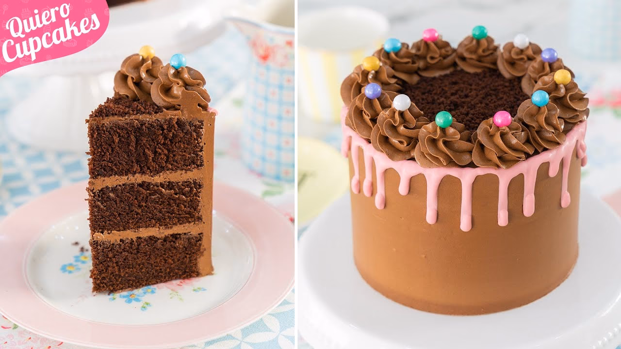 ¿Qué elemento se coloca encima de la torta?