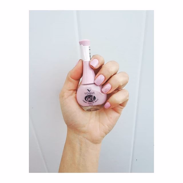 ¿Cómo usar un esmalte azul o rosa?