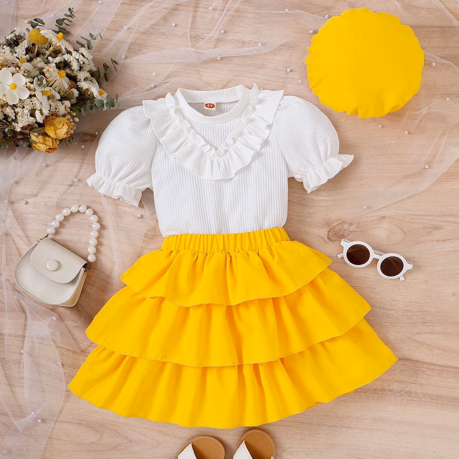 ¿Qué colores se pueden combinar con la falda amarilla?