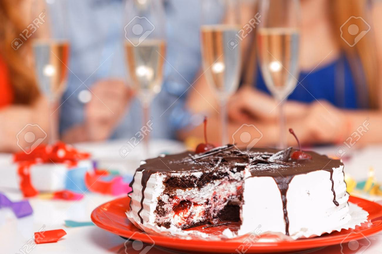¿Cómo hacer un brindis en un cumpleaños importante?