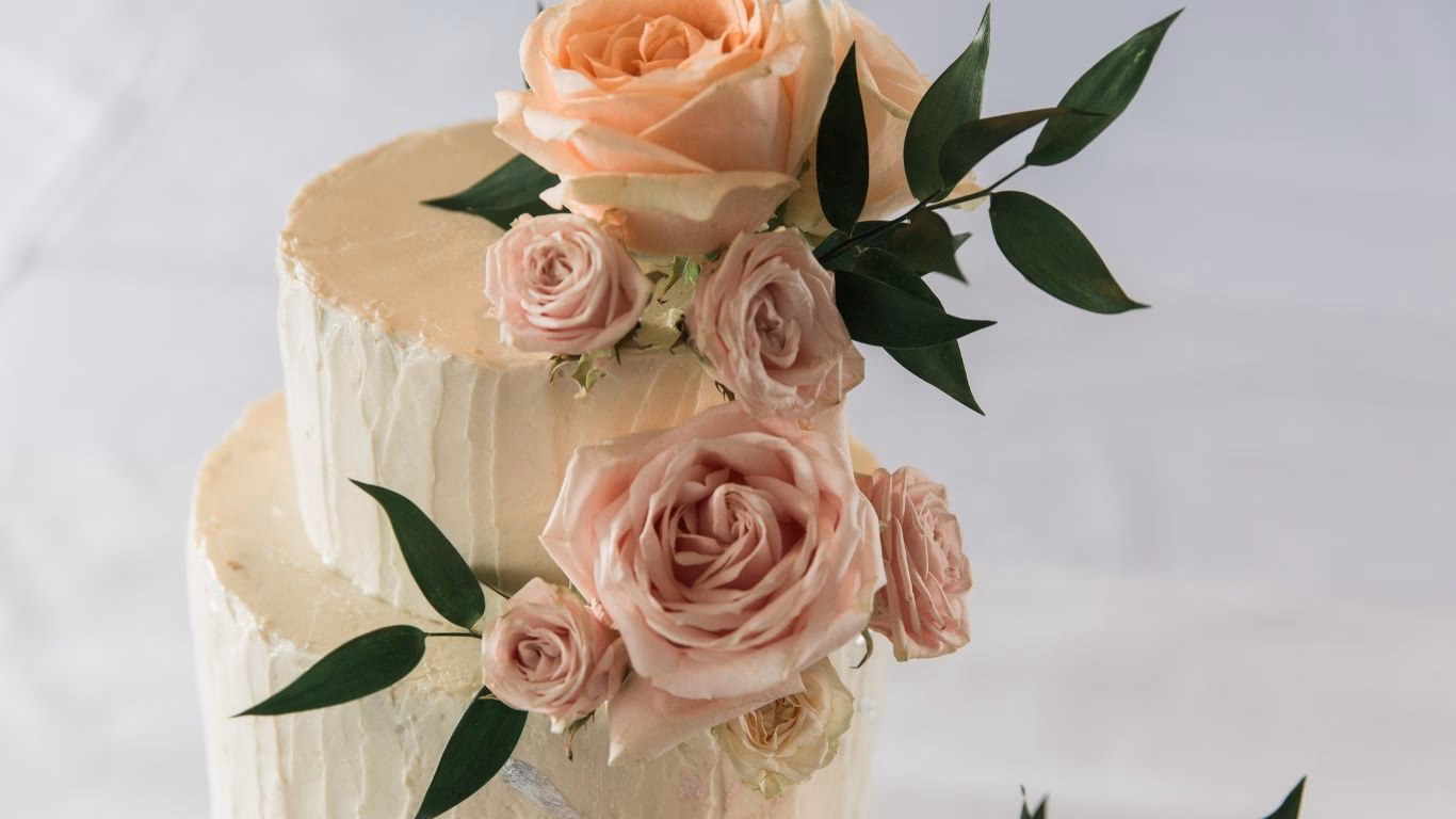 ¿Cómo puedo decorar con flores naturales?