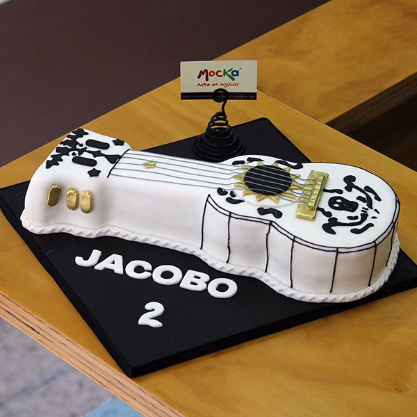 ¿Quién creó la guitarra original de coco?