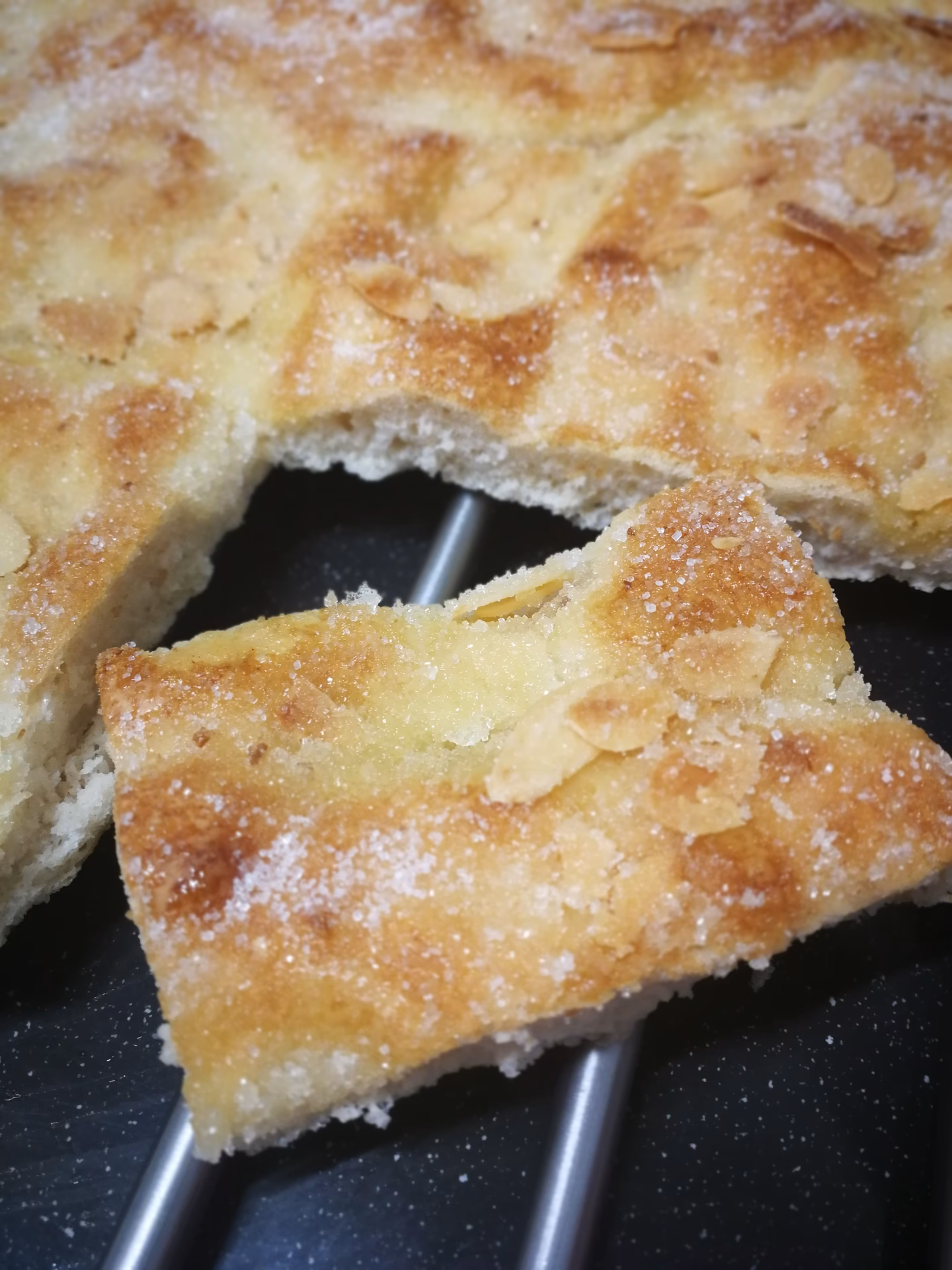 ¿Por qué es importante utilizar harina leudante en la masa de tarta dulce?