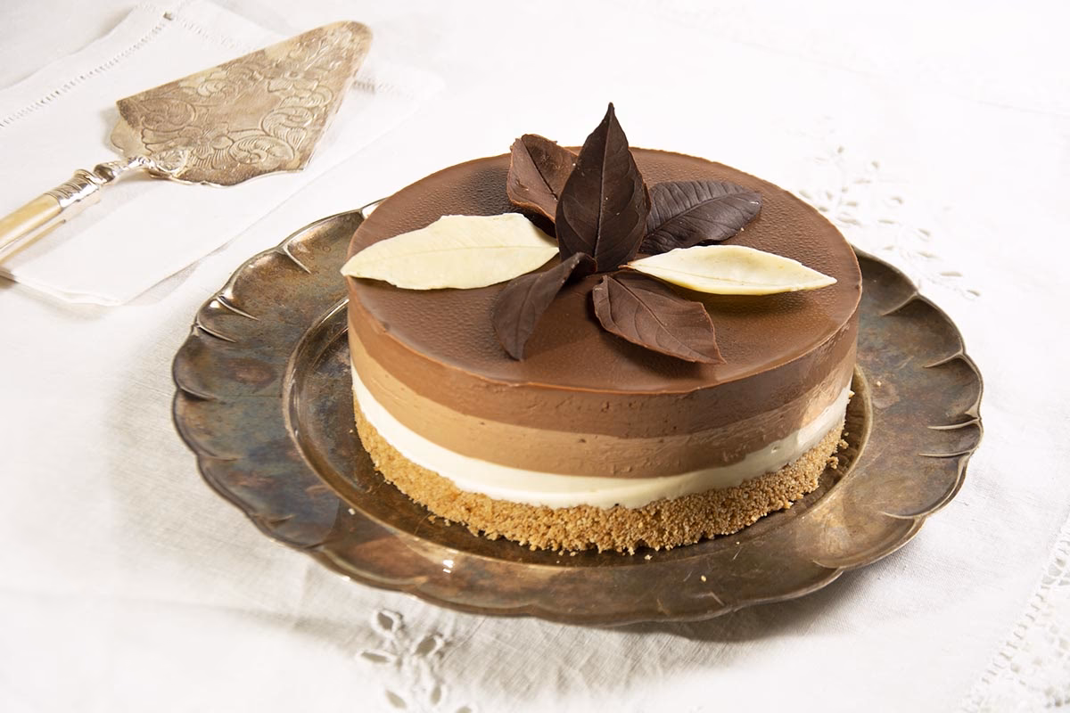 ¿Cómo se puede llevar la tarta de tres chocolates al siguiente nivel?