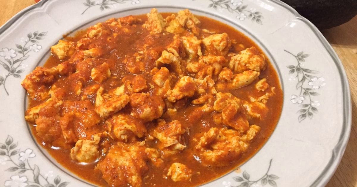 ¿Cómo preparar el huevo con salsa de tomate?