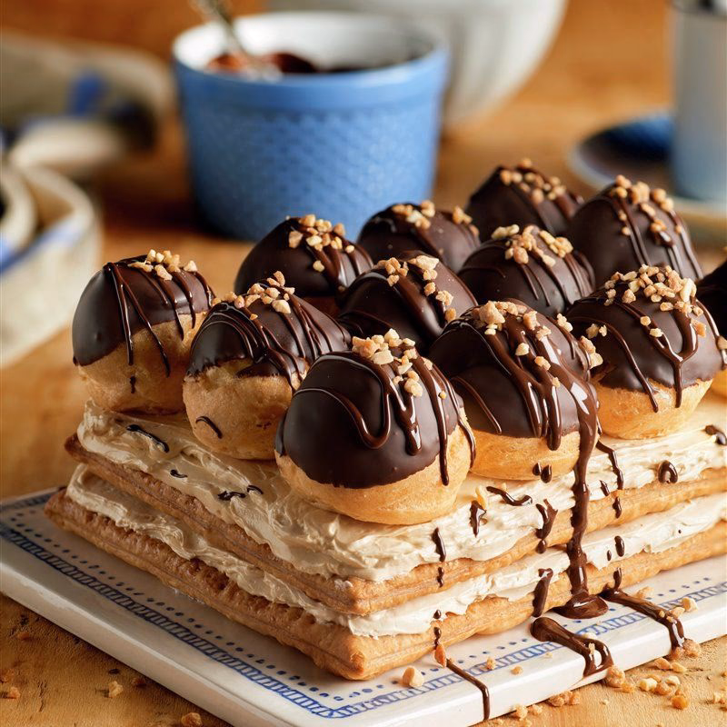 ¿Qué es una tarta de chocolate con profiteroles?