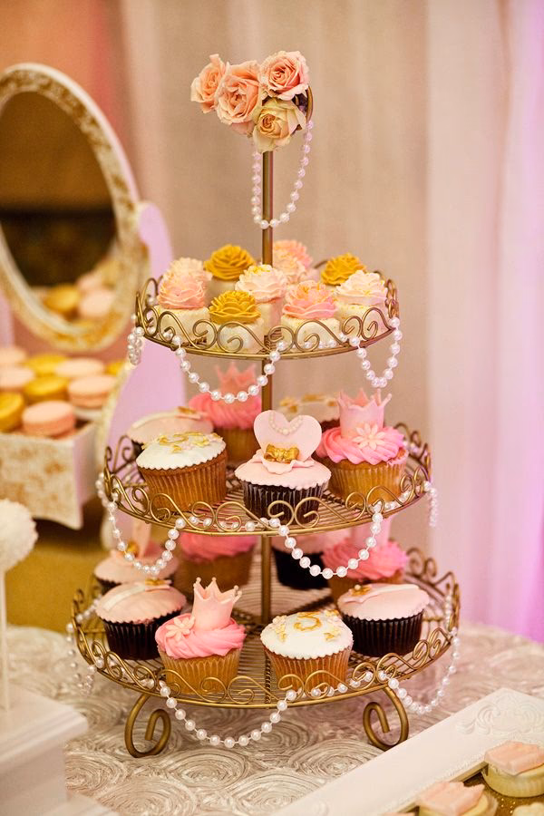 ¿Cuál es la principal característica de una torta hecha con cupcakes?