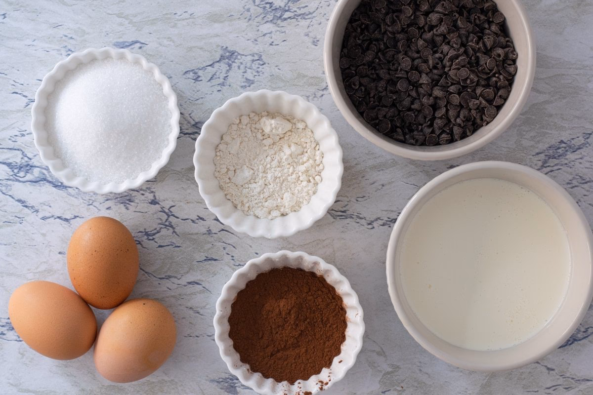 ¿Cuáles son los ingredientes para un pastel de chocolate casero esponjoso?