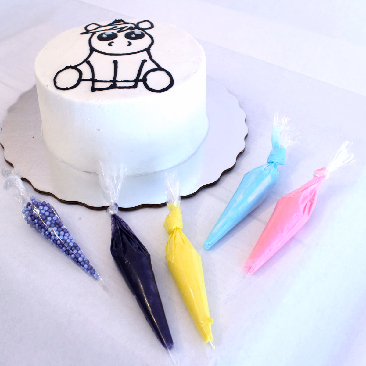 ¿Cómo decorar pasteles hechos de metal?