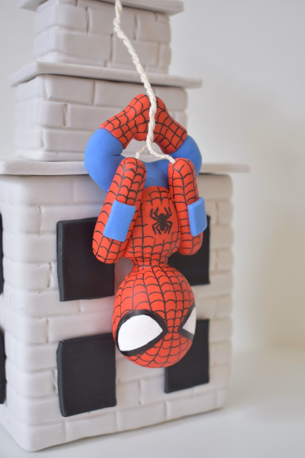 ¿Cómo decorar una fiesta temática del Hombre Araña?