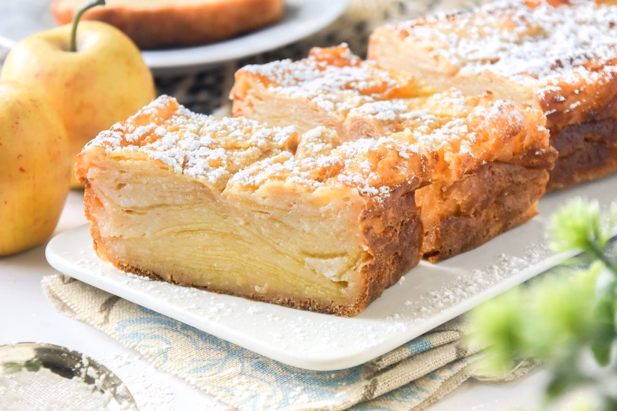 ¿Cómo se hace una torta invertida de manzana?