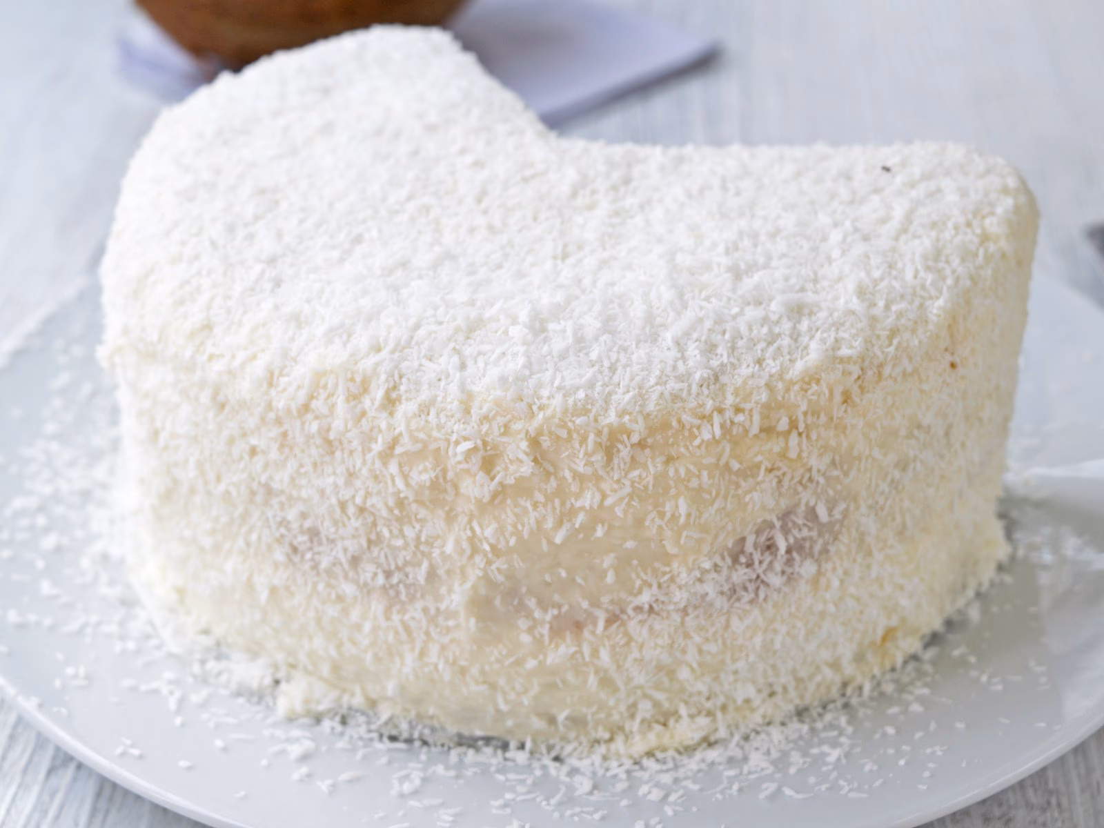 Wie macht man eine Kokos-Torte besonders saftig?