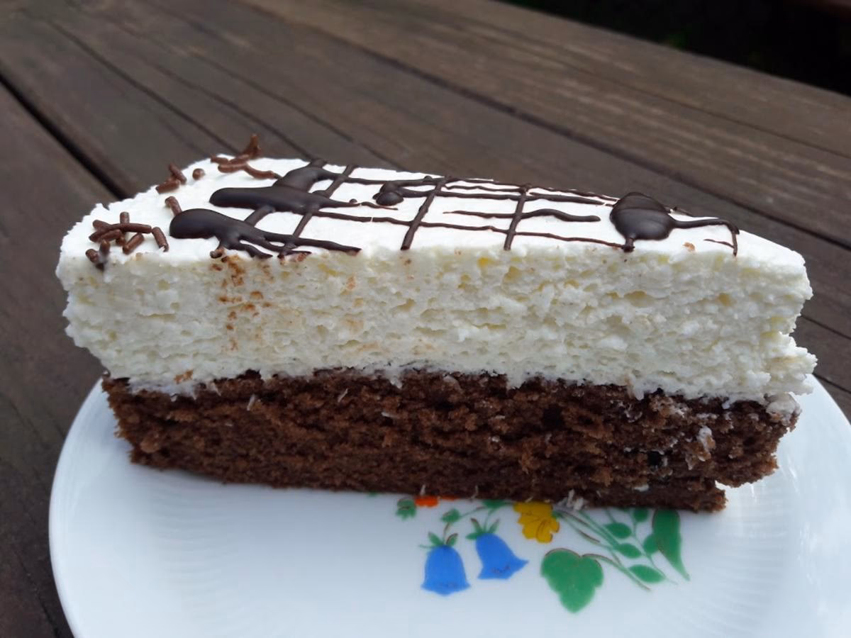 Wie dekoriert man eine Torte mit Kokosraspeln?