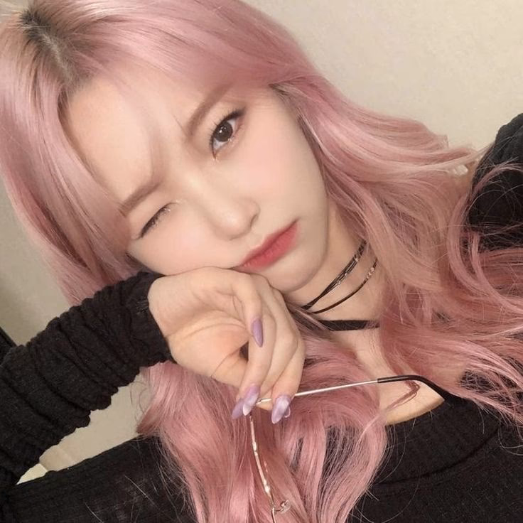 Which K-pop idols look flawless in pink hair?