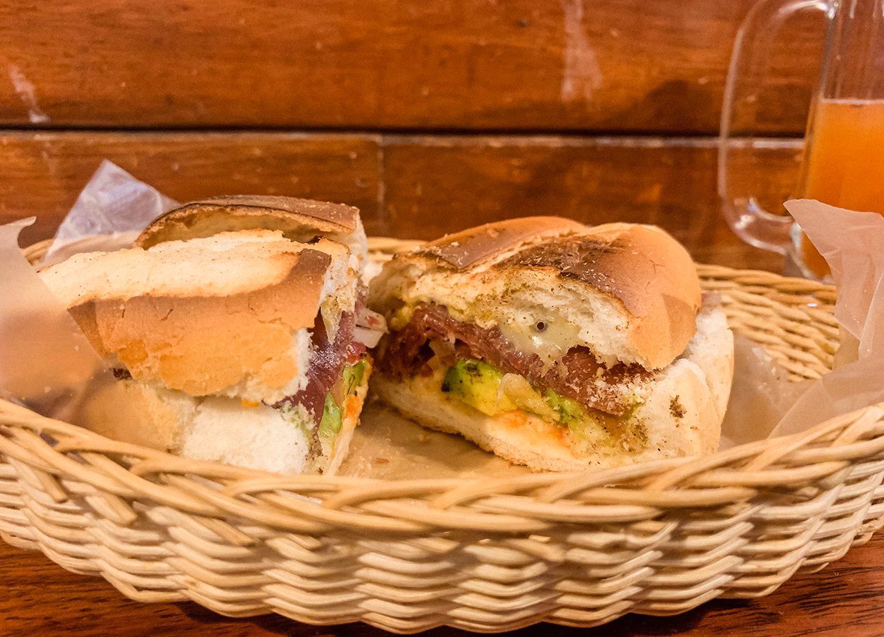 ¿Qué ofrece el patio de comidas de Aeroparque?