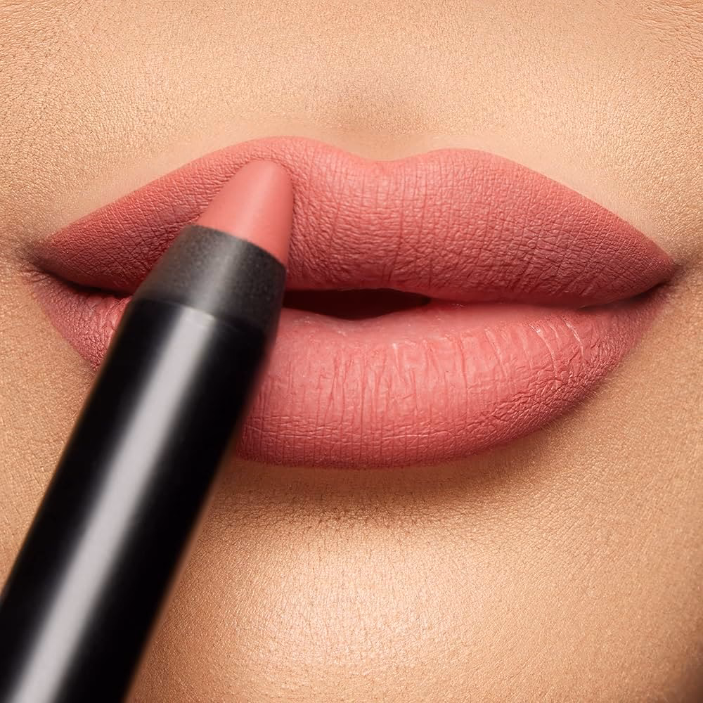 ¿Cuál es el contraste entre una melena oscura y unos labios rosas?