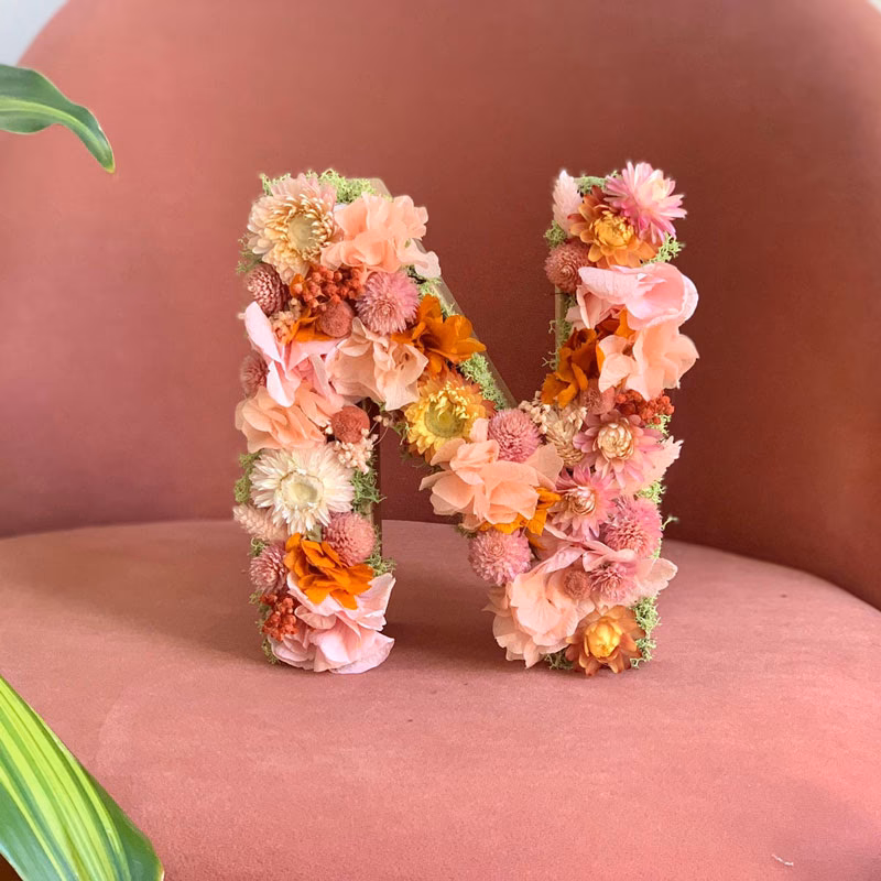¿Cómo decorar las letras con flores secas?