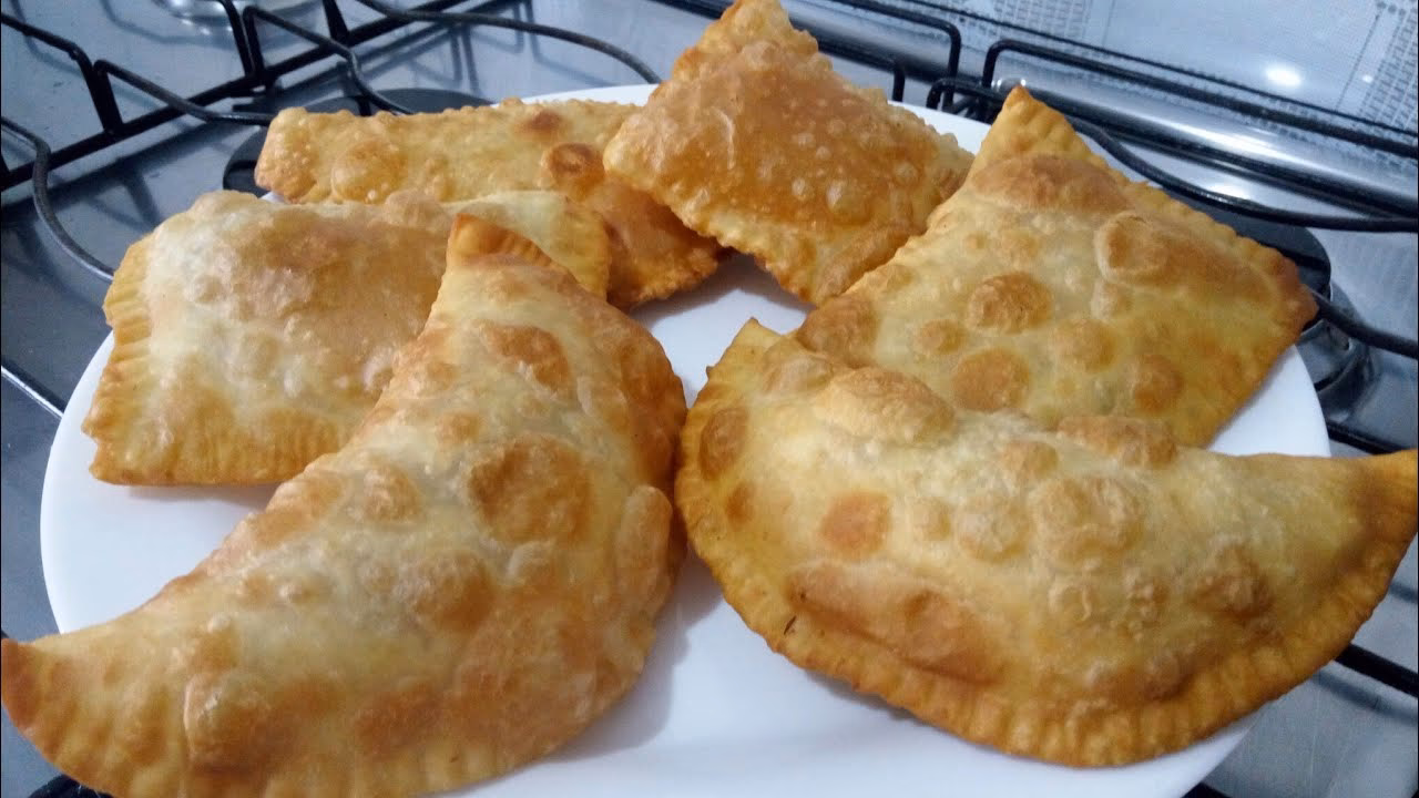 Como fazer massa de pastel caseira?