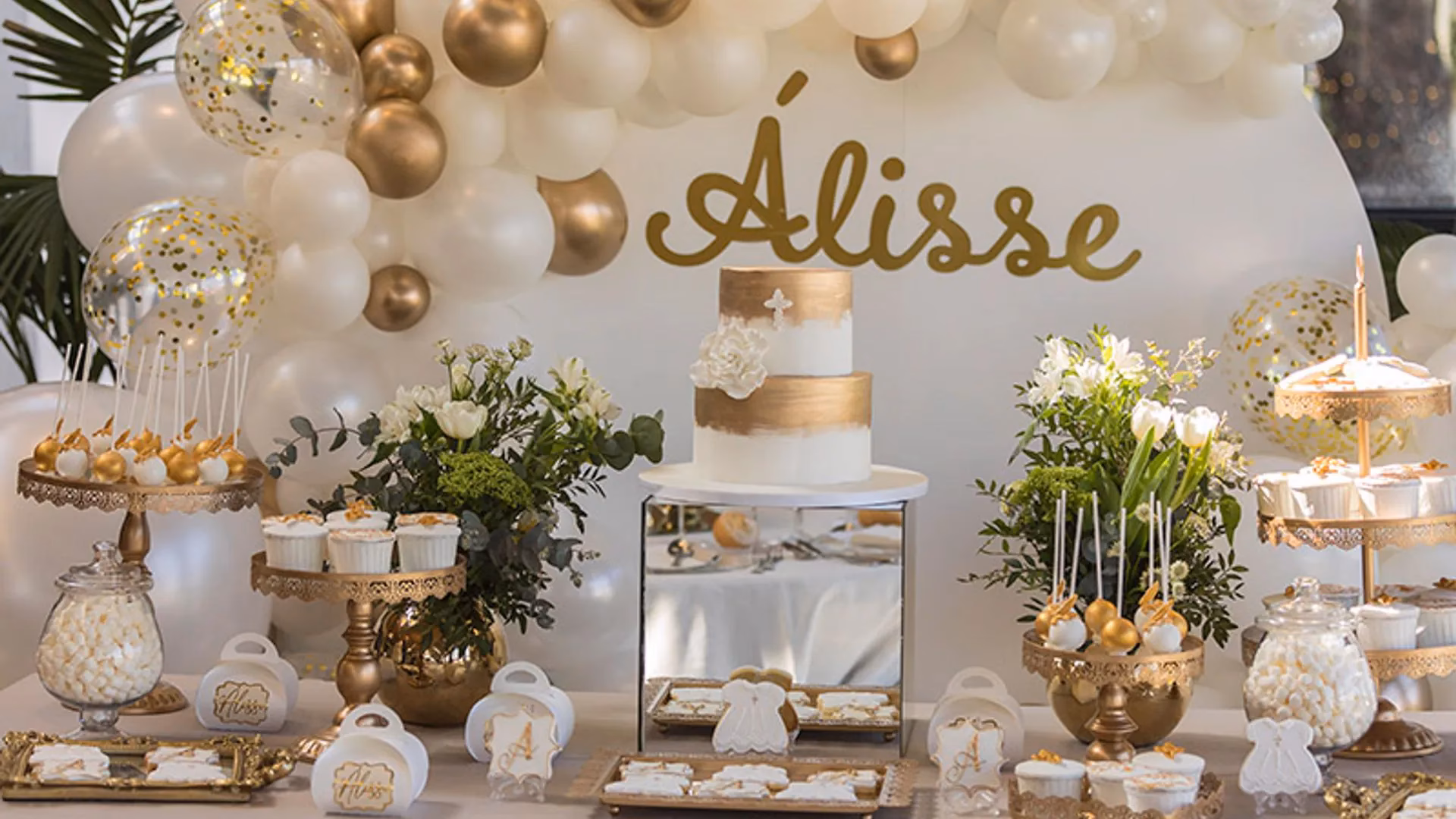 ¿Cómo decorar la mesa dulce de un bautizo?