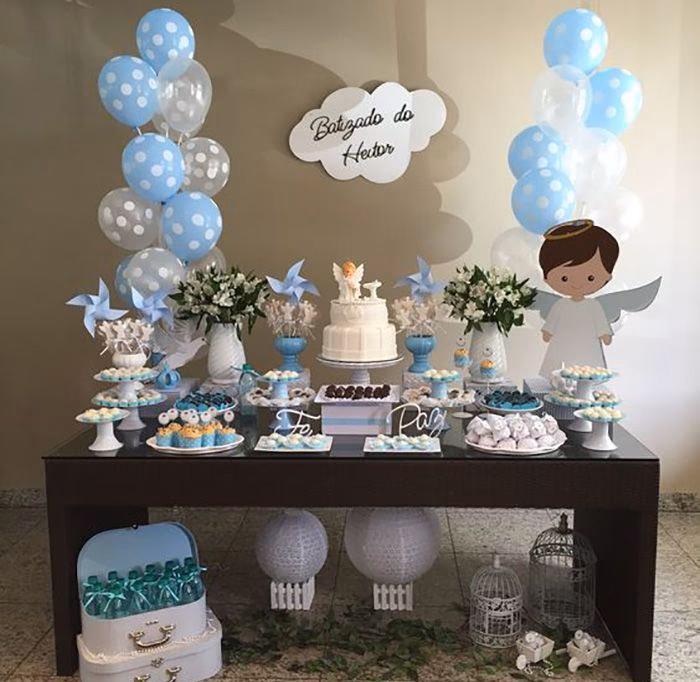 ¿Cómo decorar una mesa de dulces de un bautizo?