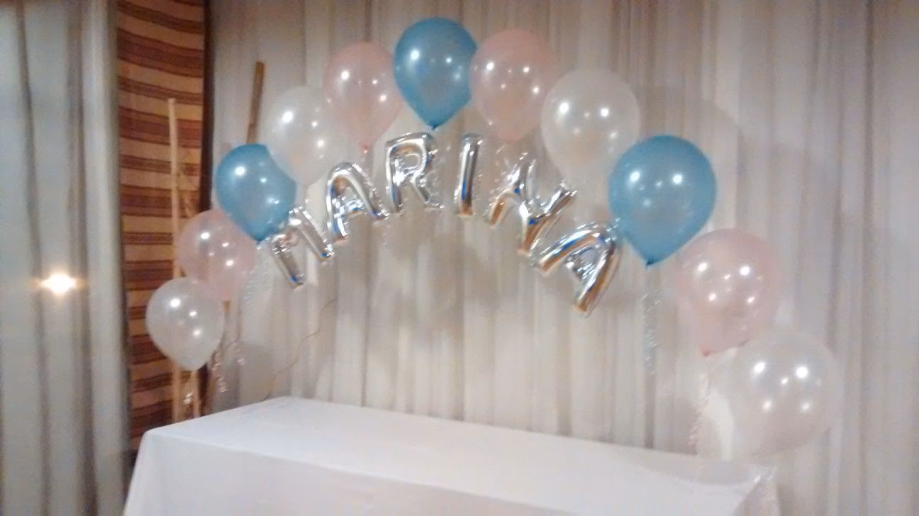 ¿Cómo decorar una tarta con globos?