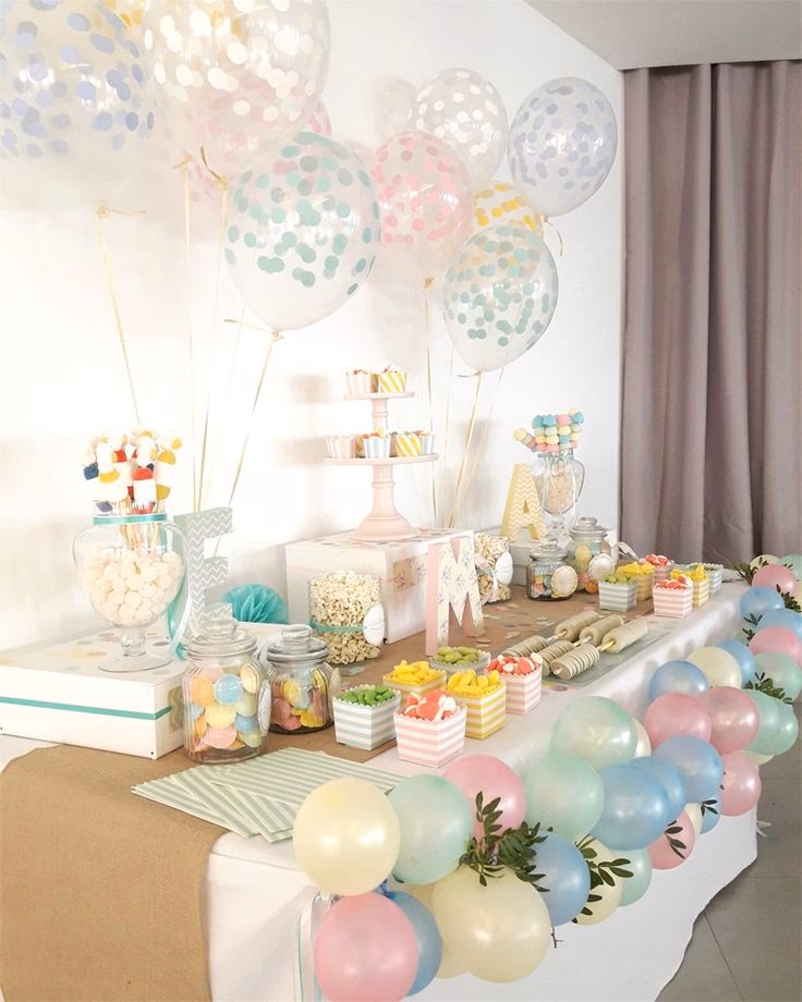 ¿Cuáles son los colores de la mesa de dulces?