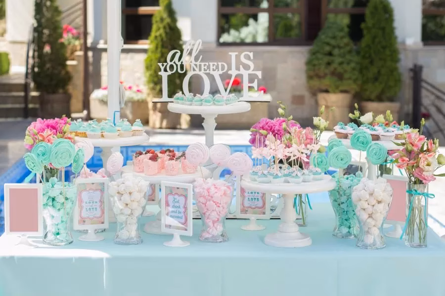 ¿Cómo decorar una mesa de dulces para boda vintage?