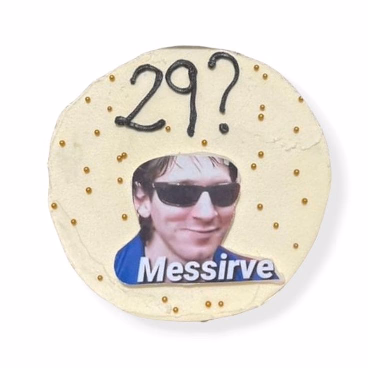 ¿Cómo se llama el cantante de los palmeras que le presentó una torta gigante a Messi?