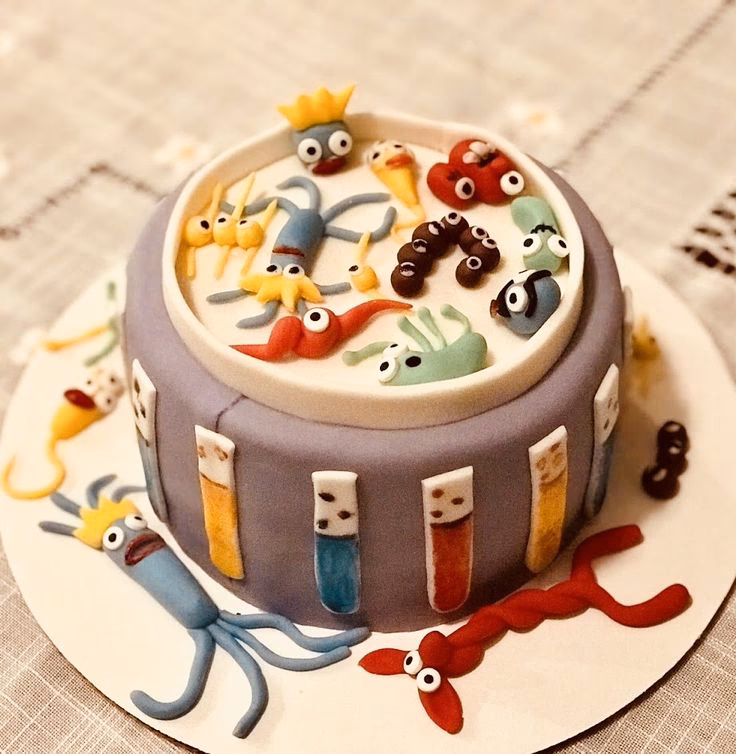 ¿Cuántas veces hay más microorganismos en la torta?